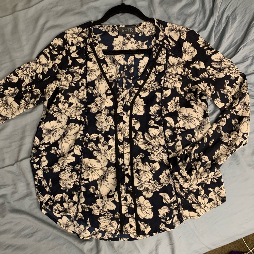 Like new floral navy color blouse long sleeve